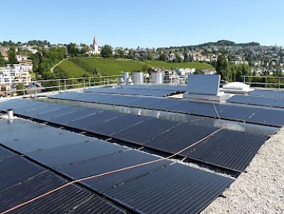 Geschäftshaus Sika, Tüffenwies, 8064 Zürich, Photovoltaikanlage auf dem Flachdach, Flachdachabdichtung, Blitzschutz und Absturzsicherung aus einer Hand.
